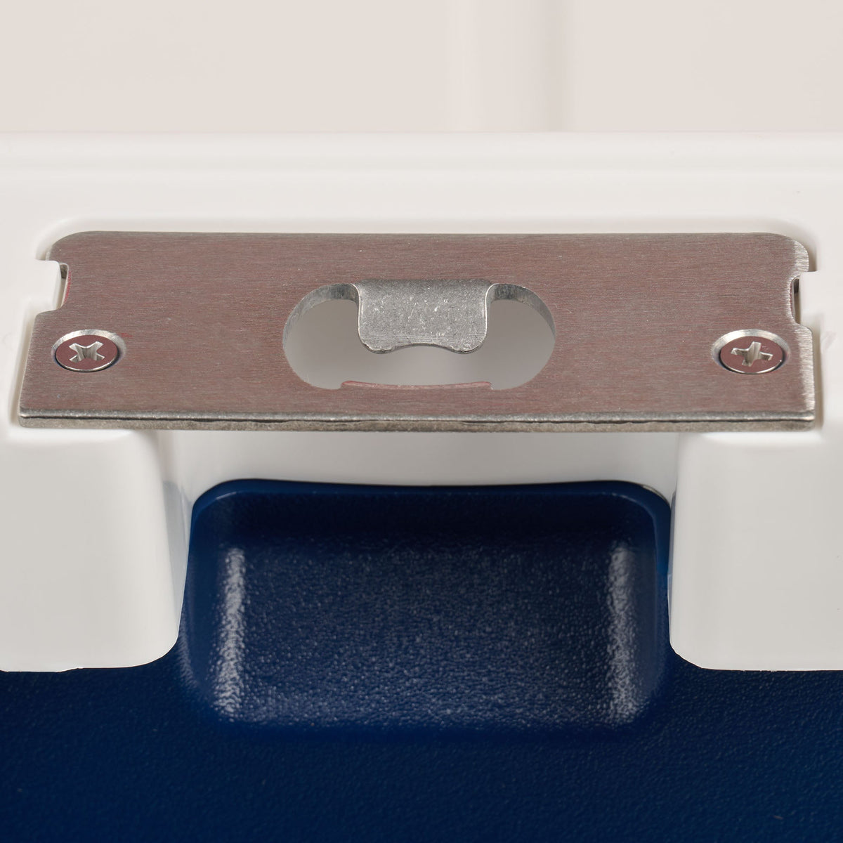 trailmate-75-qt-roller-cooler-a2 00035111-BO.jpg