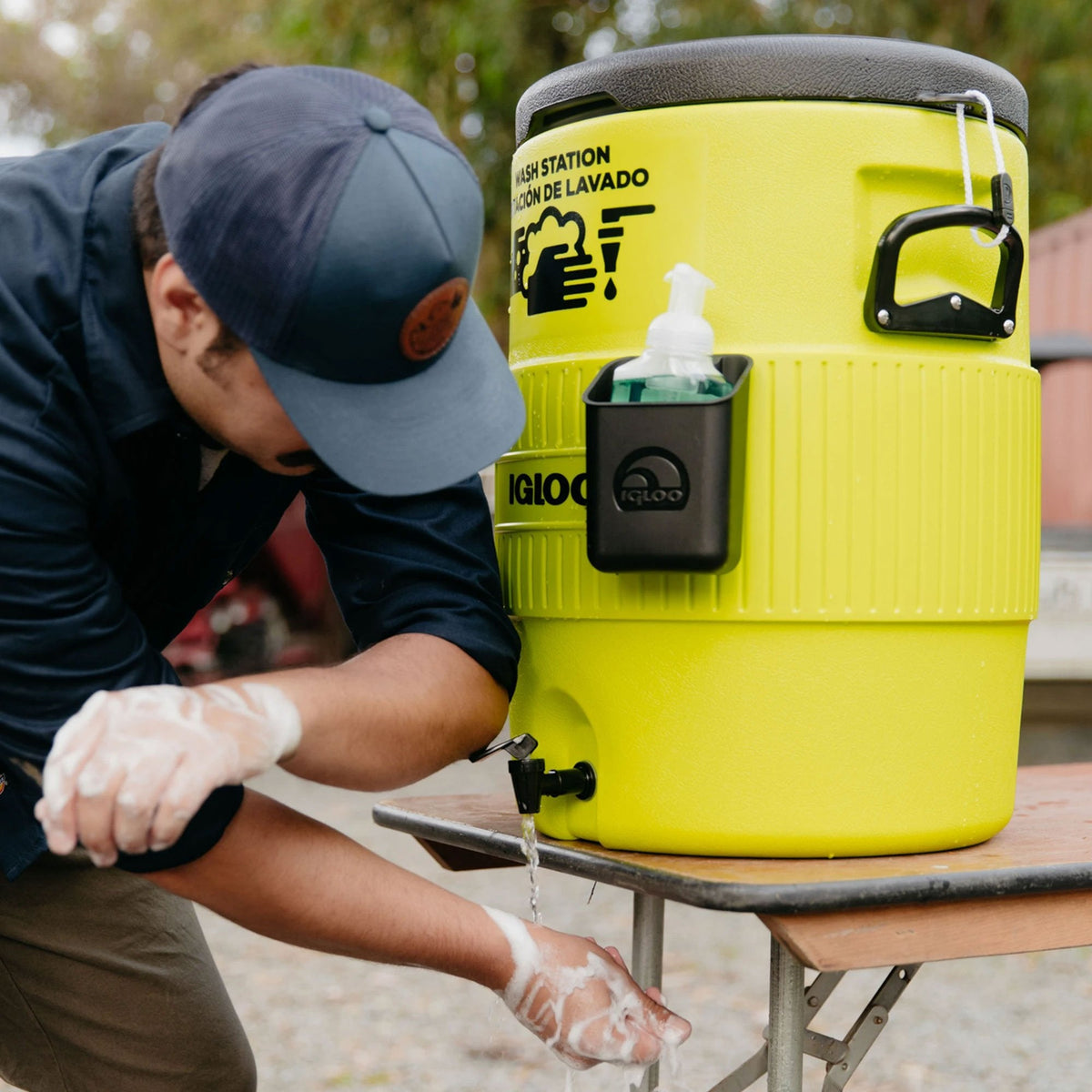 10-gallon-handwash-station-z3 00042261_lifestyle2.jpg
